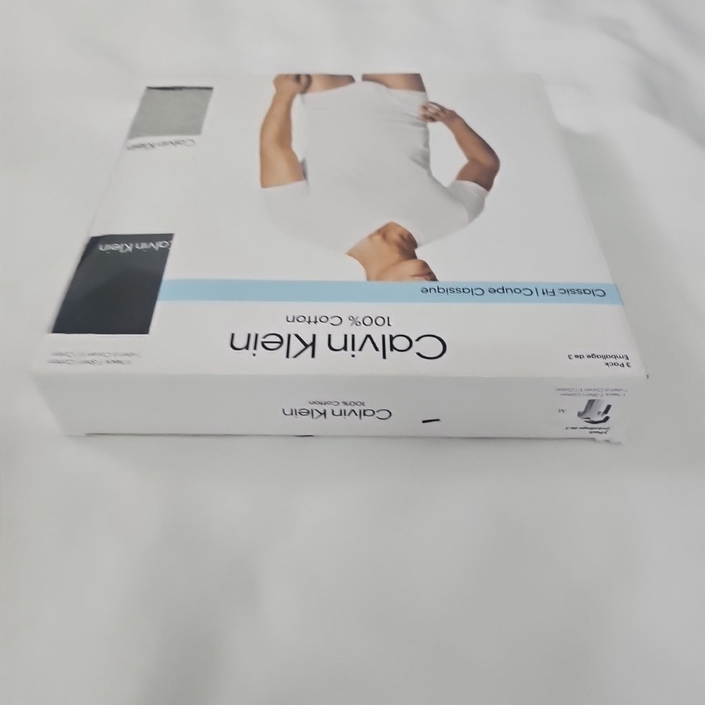 Calvin Klein Mens Classic Fit V-Neck T-Shirt Undershirt 3-Pack Size Medium New - Picture 9 of 10